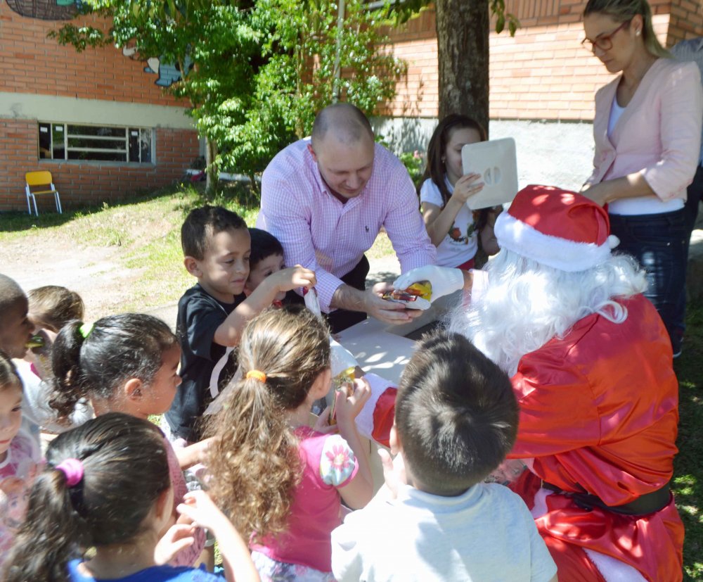 Ação social do CIC/ExpoBento leva alegria às crianças com visita do Papai Noel